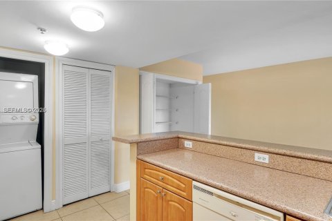 Condominio en alquiler en Medley, Florida, 1 dormitorio, 73.67 m2 № 1990267 - foto 6