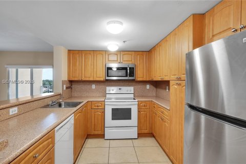 Condominio en alquiler en Medley, Florida, 1 dormitorio, 73.67 m2 № 1990267 - foto 2