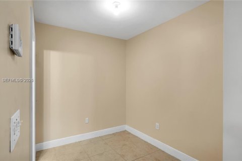 Condominio en alquiler en Medley, Florida, 1 dormitorio, 73.67 m2 № 1990267 - foto 23