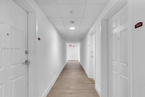 Condominio en alquiler en Medley, Florida, 1 dormitorio, 73.67 m2 № 1990267 - foto 11