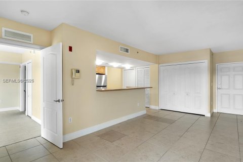 Condominio en alquiler en Medley, Florida, 1 dormitorio, 73.67 m2 № 1990267 - foto 3