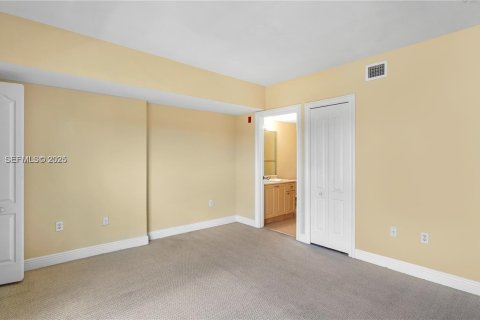 Condominio en alquiler en Medley, Florida, 1 dormitorio, 73.67 m2 № 1990267 - foto 22