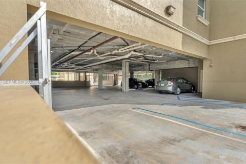 Condominio en alquiler en Medley, Florida, 1 dormitorio, 73.67 m2 № 1990267 - foto 8