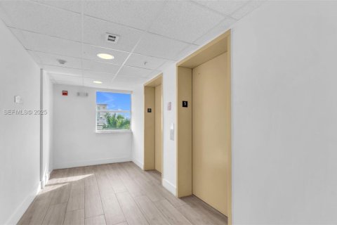 Condominio en alquiler en Medley, Florida, 1 dormitorio, 73.67 m2 № 1990267 - foto 10