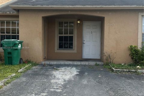 House in Miami Gardens, Florida 3 bedrooms, 105.91 sq.m. № 1930661 - photo 1