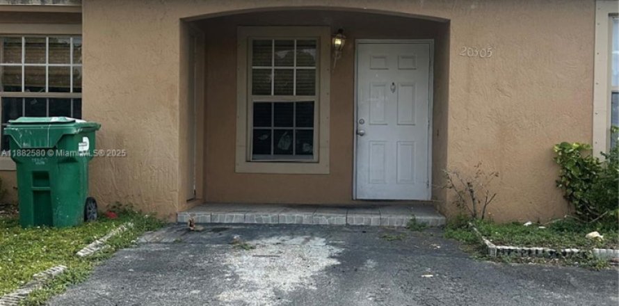 House in Miami Gardens, Florida 3 bedrooms, 105.91 sq.m. № 1930661