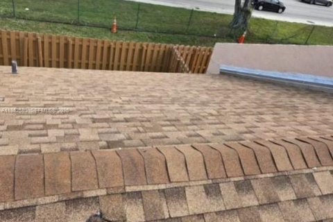 House in Miami Gardens, Florida 3 bedrooms, 105.91 sq.m. № 1930661 - photo 5