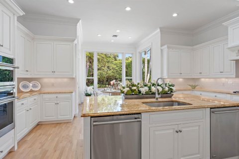 House in North Palm Beach, Florida 5 bedrooms, 379.13 sq.m. № 2262331 - photo 9