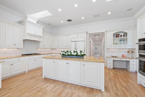 House in North Palm Beach, Florida 5 bedrooms, 379.13 sq.m. № 2262331 - photo 11
