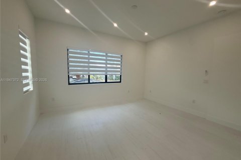 Снять в аренду виллу или дом в Майами, Флорида 1 спальня, № 2005819 - фото 2