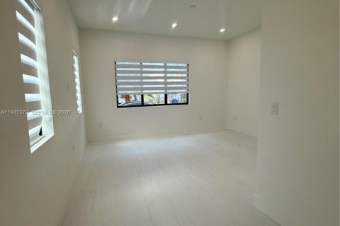 Снять в аренду виллу или дом в Майами, Флорида 1 спальня, № 2005819 - фото 3