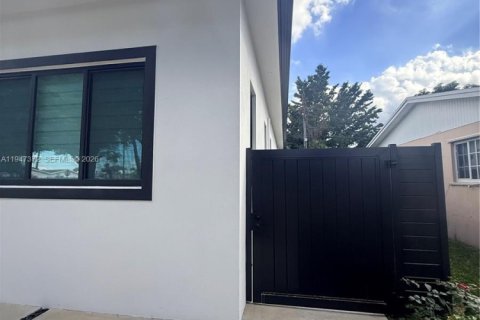 Снять в аренду виллу или дом в Майами, Флорида 1 спальня, № 2005819 - фото 9