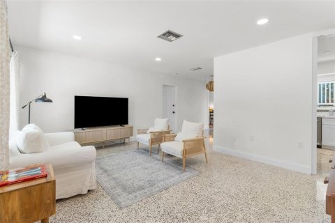 House in Saint Petersburg, Florida 4 bedrooms, 212.37 sq.m. № 1815122 - photo 12