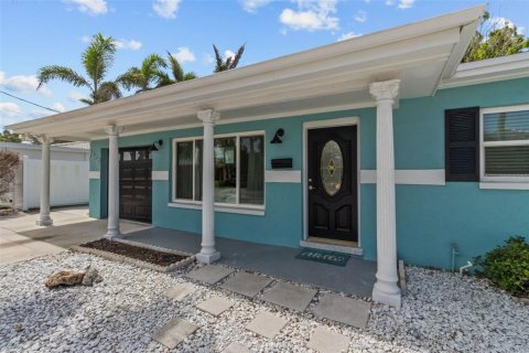 House in Saint Petersburg, Florida 4 bedrooms, 212.37 sq.m. № 1815122 - photo 3
