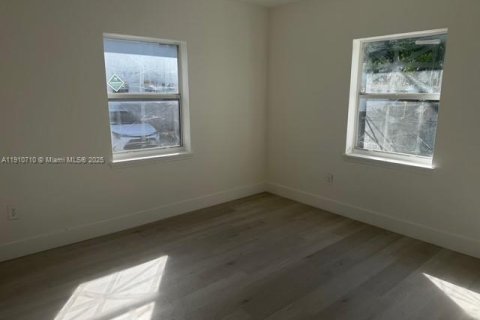 House in Miami, Florida 2 bedrooms, 103.68 sq.m. № 1966130 - photo 12
