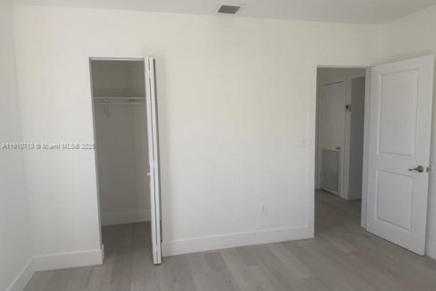 House in Miami, Florida 2 bedrooms, 103.68 sq.m. № 1966130 - photo 17