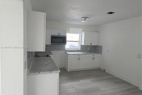 Villa ou maison à vendre à Miami, Floride: 2 chambres, 103.68 m2 № 1966130 - photo 29