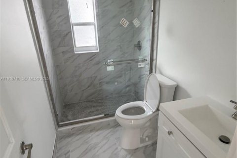 House in Miami, Florida 2 bedrooms, 103.68 sq.m. № 1966130 - photo 24