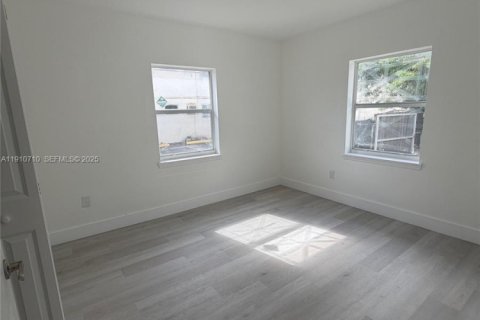 House in Miami, Florida 2 bedrooms, 103.68 sq.m. № 1966130 - photo 26