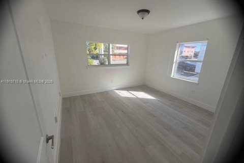 House in Miami, Florida 2 bedrooms, 103.68 sq.m. № 1966130 - photo 16