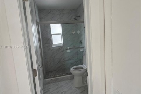 House in Miami, Florida 2 bedrooms, 103.68 sq.m. № 1966130 - photo 23