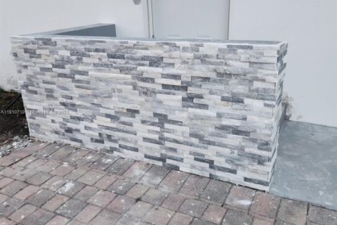 House in Miami, Florida 2 bedrooms, 103.68 sq.m. № 1966130 - photo 2