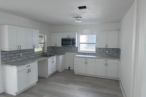 House in Miami, Florida 2 bedrooms, 103.68 sq.m. № 1966130 - photo 20