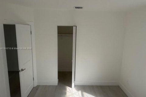 House in Miami, Florida 2 bedrooms, 103.68 sq.m. № 1966130 - photo 15