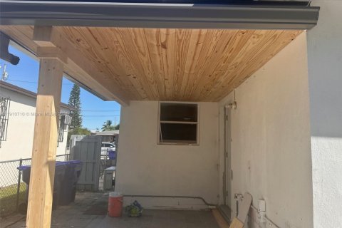 House in Miami, Florida 2 bedrooms, 103.68 sq.m. № 1966130 - photo 4