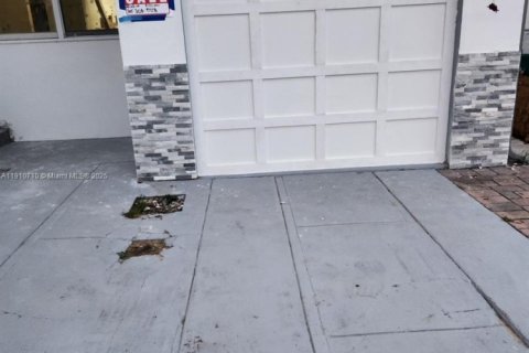 House in Miami, Florida 2 bedrooms, 103.68 sq.m. № 1966130 - photo 3