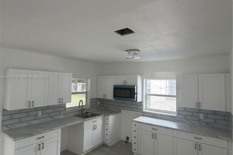 House in Miami, Florida 2 bedrooms, 103.68 sq.m. № 1966130 - photo 22