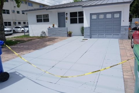 House in Miami, Florida 2 bedrooms, 103.68 sq.m. № 1966130 - photo 1