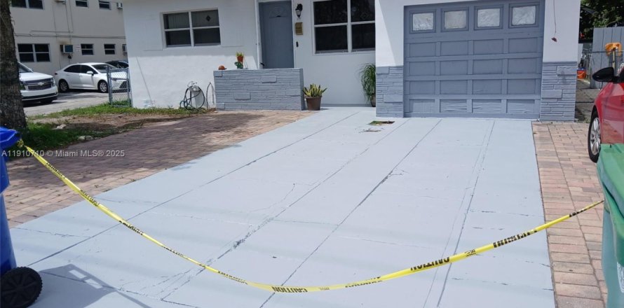 House in Miami, Florida 2 bedrooms, 103.68 sq.m. № 1966130