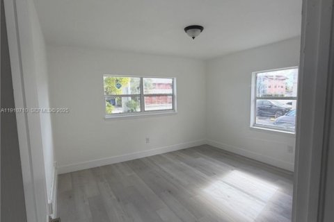 House in Miami, Florida 2 bedrooms, 103.68 sq.m. № 1966130 - photo 25