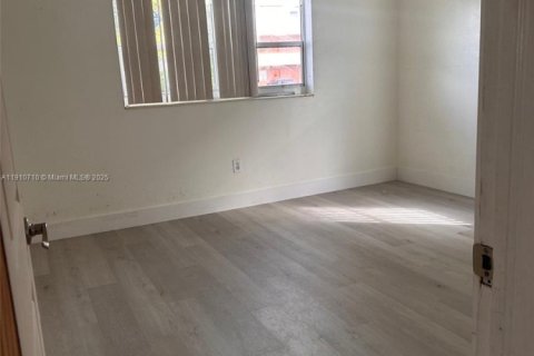 House in Miami, Florida 2 bedrooms, 103.68 sq.m. № 1966130 - photo 6