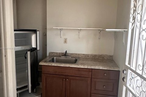 House in Miami, Florida 2 bedrooms, 103.68 sq.m. № 1966130 - photo 9