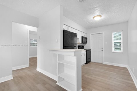 Снять в аренду виллу или дом в Дания-Бич, Флорида 2 спальни, 116.13м2, № 1938930 - фото 1