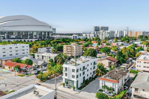 House in Miami, Florida 2 bedrooms, 101.26 sq.m. № 2019539