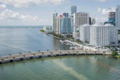 Condo in Miami, Florida, 2 bedrooms  № 1921408 - photo 1
