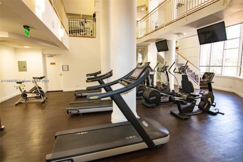 Condo in Miami, Florida, 2 bedrooms  № 1921408 - photo 12