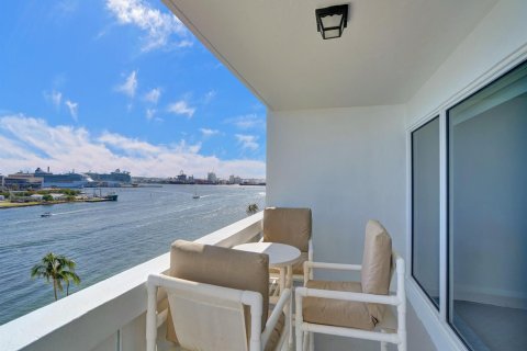 Condo in Fort Lauderdale, Florida, 1 bedroom № 2154162 - photo 10