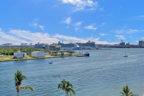 Condo in Fort Lauderdale, Florida, 1 bedroom № 2154162 - photo 12
