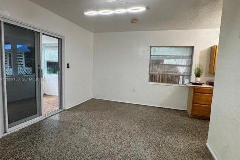 Casa en venta en Fort Lauderdale, Florida, 2 dormitorios, 83.98 m2 № 2365464 - foto 2