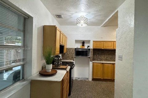 Casa en venta en Fort Lauderdale, Florida, 2 dormitorios, 83.98 m2 № 2365464 - foto 4