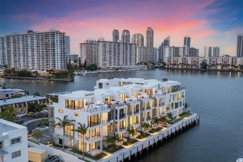 Townhouse in North Miami Beach, Florida 4 bedrooms, 313.55 sq.m. № 1467222 - photo 4
