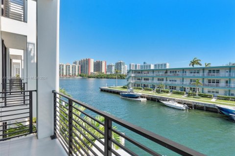 Townhouse in North Miami Beach, Florida 4 bedrooms, 313.55 sq.m. № 1467222 - photo 27