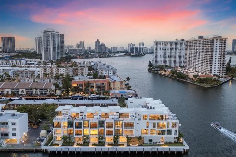 Townhouse in North Miami Beach, Florida 4 bedrooms, 313.55 sq.m. № 1467222 - photo 3