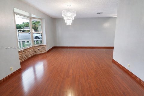 Casa en alquiler en Lauderdale Lakes, Florida, 6 dormitorios, 196.49 m2 № 2023280 - foto 6