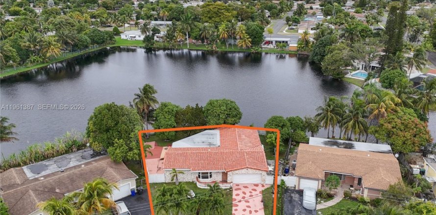Casa en Lauderdale Lakes, Florida 6 dormitorios, 196.49 m2 № 2023280