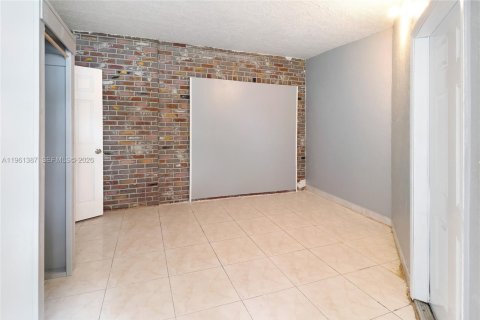 Casa en alquiler en Lauderdale Lakes, Florida, 6 dormitorios, 196.49 m2 № 2023280 - foto 23